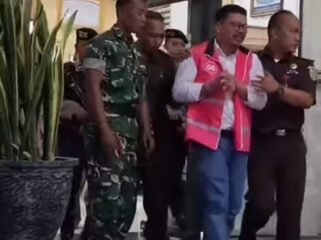 Suratno, ketua DPRD Magetan, menangis saat digiring ke mobil tahanan kejaksaan Magetan, setelah ditetapkan sebagai tersangka, Kamis 23 April 2026. Foto: Instagram@beritamagetan