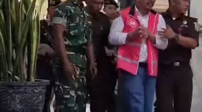 Suratno, ketua DPRD Magetan, menangis saat digiring ke mobil tahanan kejaksaan Magetan, setelah ditetapkan sebagai tersangka, Kamis 23 April 2026. Foto: Instagram@beritamagetan