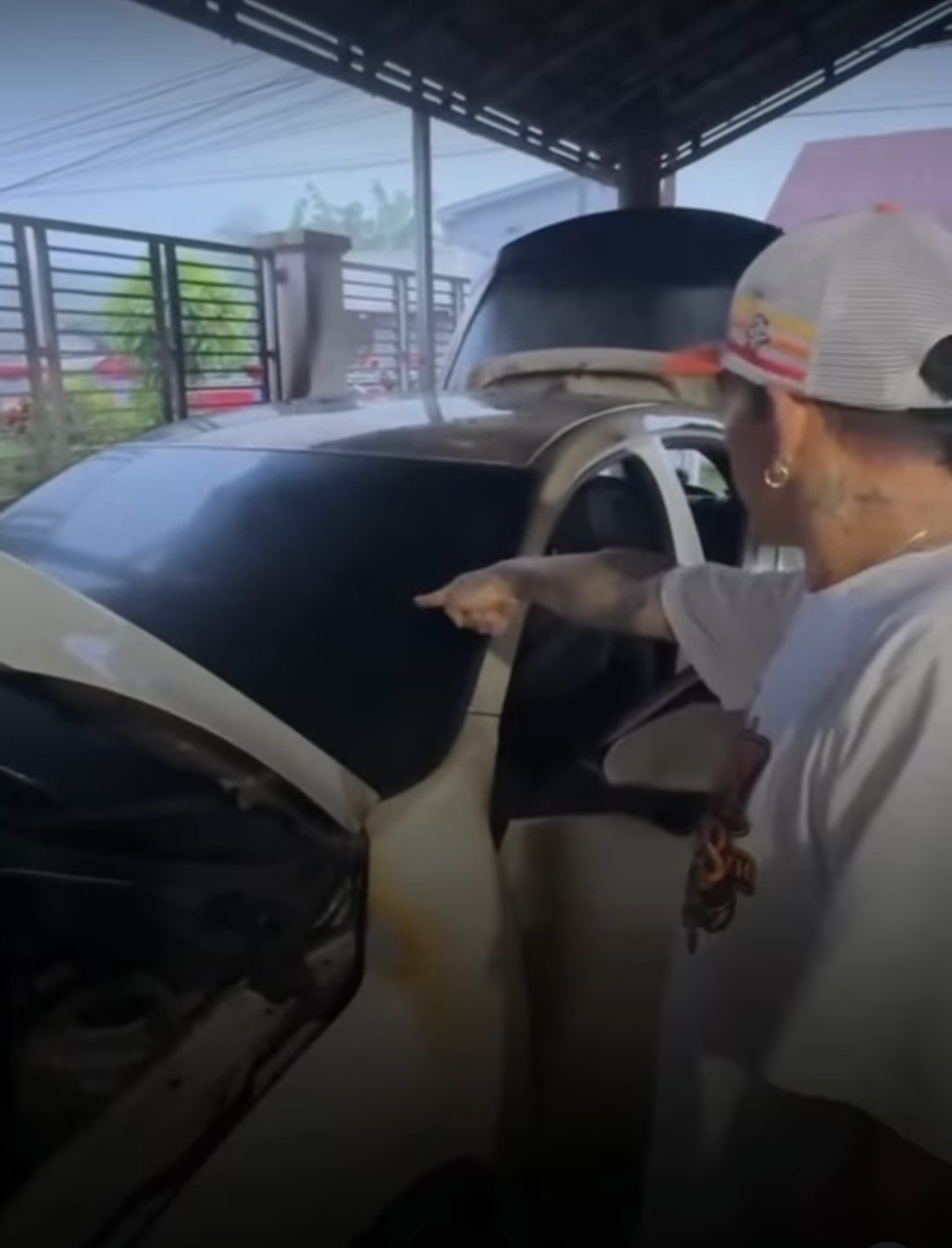 Kades Hoho Alkaf menunjukkan bekas bekas bahsn bakar, bom molotov, serta mobilnya yang terbakat. Ia mengatakan serangan teror ini terjadi Jumat dinihari, 24 April 2026. Foto: instagram@hoho_alkaf