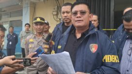 Kepala Dittipideksus Bareskrim Polri, Brigjen Ade Safri Simanjuntak meminpin langsung penggeledahan 76.000 HP Spek tinggi ilegal dari China, masuk ke gudang Sidoarjo. Foto: Ist