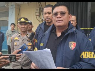 Kepala Dittipideksus Bareskrim Polri, Brigjen Ade Safri Simanjuntak meminpin langsung penggeledahan 76.000 HP Spek tinggi ilegal dari China, masuk ke gudang Sidoarjo. Foto: Ist