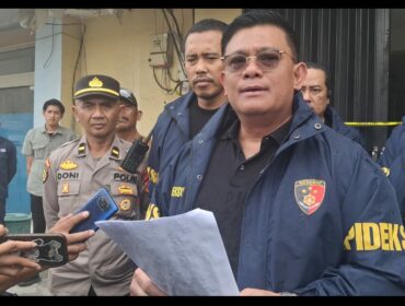 Kepala Dittipideksus Bareskrim Polri, Brigjen Ade Safri Simanjuntak meminpin langsung penggeledahan 76.000 HP Spek tinggi ilegal dari China, masuk ke gudang Sidoarjo. Foto: Ist