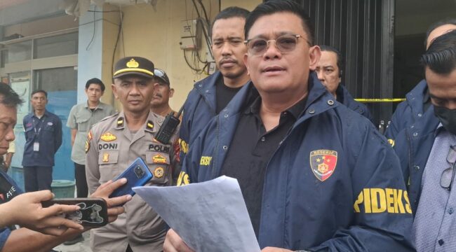 Kepala Dittipideksus Bareskrim Polri, Brigjen Ade Safri Simanjuntak meminpin langsung penggeledahan 76.000 HP Spek tinggi ilegal dari China, masuk ke gudang Sidoarjo. Foto: Ist