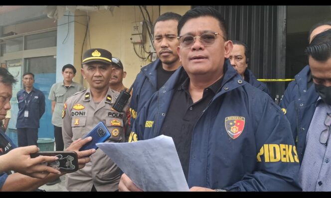 
					Kepala Dittipideksus Bareskrim Polri, Brigjen Ade Safri Simanjuntak meminpin langsung penggeledahan 76.000 HP Spek tinggi ilegal dari China, masuk ke gudang Sidoarjo. Foto: Ist