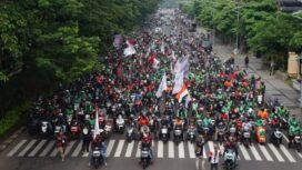 Foto dokumentasi aksi demo ojol, Jalan Ahmad Yani, Surabaya. Foto: Instagram@suara surabaya media
