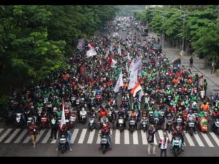 Foto dokumentasi aksi demo ojol, Jalan Ahmad Yani, Surabaya. Foto: Instagram@suara surabaya media
