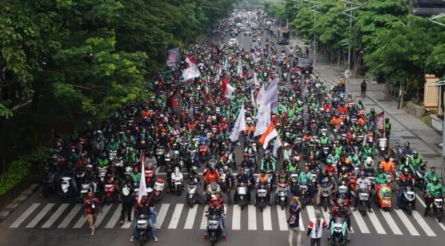 Foto dokumentasi aksi demo ojol, Jalan Ahmad Yani, Surabaya. Foto: Instagram@suara surabaya media