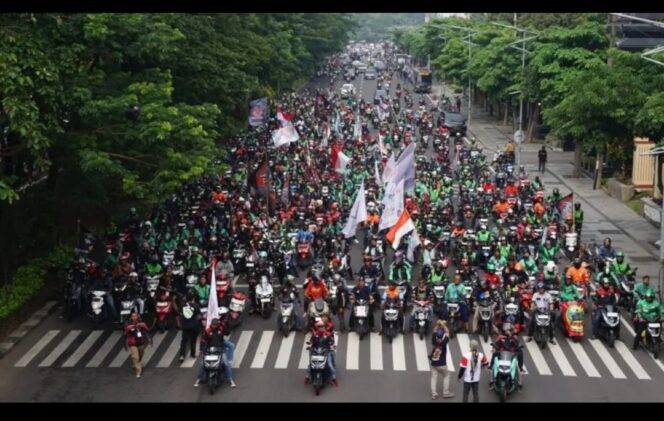 
					Foto dokumentasi aksi demo ojol, Jalan Ahmad Yani, Surabaya. Foto: Instagram@suara surabaya media