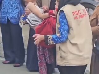 Sebanyak 23 siswa SDN7 Rubia, Jeneponto diangkut ke piskesmas, Kamis 23 April 2026, diduga keracunan menu MBG. Foto: instagram@bekasi_kekinian
