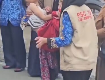 Sebanyak 23 siswa SDN7 Rubia, Jeneponto diangkut ke piskesmas, Kamis 23 April 2026, diduga keracunan menu MBG. Foto: instagram@bekasi_kekinian
