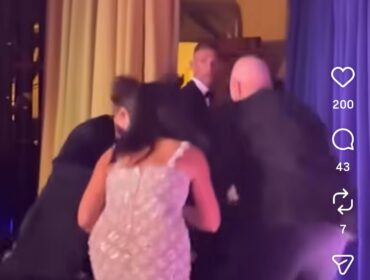 Saat evakuasi Trump tersandung karpet. Ia jatuh dan mengumpati karpet. Sedangkan Melania istri Trump merangkak setelah Trump jatuh, di gedung pertemuan Gedung Putih, Sabtu malam 25 April 2026. Foto: istimewa