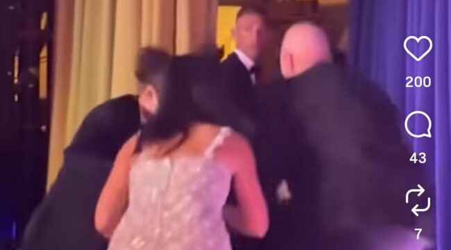 Saat evakuasi Trump tersandung karpet. Ia jatuh dan mengumpati karpet. Sedangkan Melania istri Trump merangkak setelah Trump jatuh, di gedung pertemuan Gedung Putih, Sabtu malam 25 April 2026. Foto: istimewa