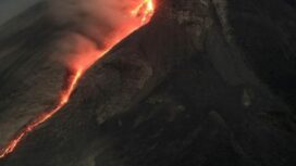 Aktivitas gunung Merapi, hingga saat ini masih berbahaya dengan Status Suaga III. Terus menemburkan lava, hingga Minggu 26 April 2026. Foto: ist