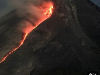 Aktivitas gunung Merapi, hingga saat ini masih berbahaya dengan Status Suaga III. Terus menemburkan lava, hingga Minggu 26 April 2026. Foto: ist