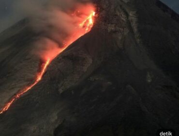 Aktivitas gunung Merapi, hingga saat ini masih berbahaya dengan Status Suaga III. Terus menemburkan lava, hingga Minggu 26 April 2026. Foto: ist