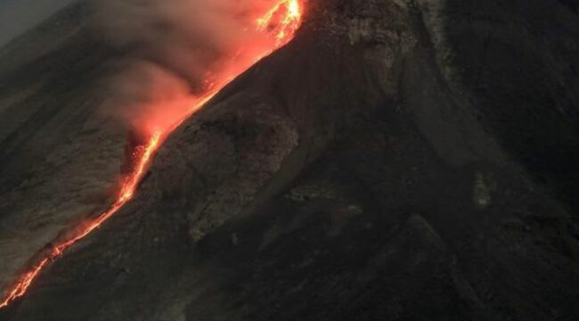 Aktivitas gunung Merapi, hingga saat ini masih berbahaya dengan Status Suaga III. Terus menemburkan lava, hingga Minggu 26 April 2026. Foto: ist