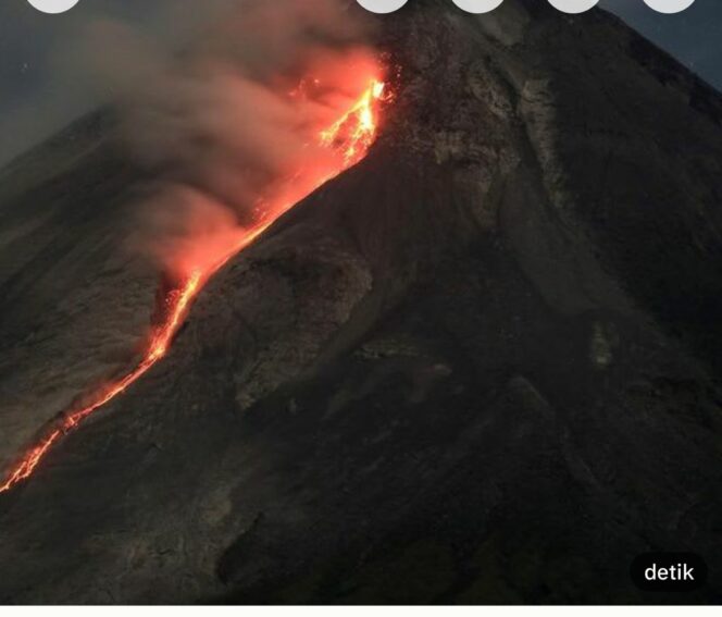 
					Aktivitas gunung Merapi, hingga saat ini masih berbahaya dengan Status Suaga III. Terus menemburkan lava, hingga Minggu 26 April 2026. Foto: ist