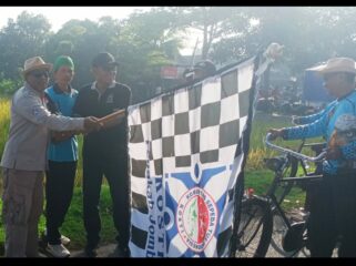 Bendera start dikibarkan menandai pemberangkatan acara sepeda Kupatan Onthel, di desa Balai Desa Kedunglosari, Kecamatan Tembelang, Kabupaten Jombang, Minggu, 26 April 2026. Foto: dok/ panitia