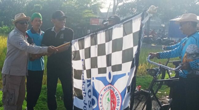 Bendera start dikibarkan menandai pemberangkatan acara sepeda Kupatan Onthel, di desa Balai Desa Kedunglosari, Kecamatan Tembelang, Kabupaten Jombang, Minggu, 26 April 2026. Foto: dok/ panitia