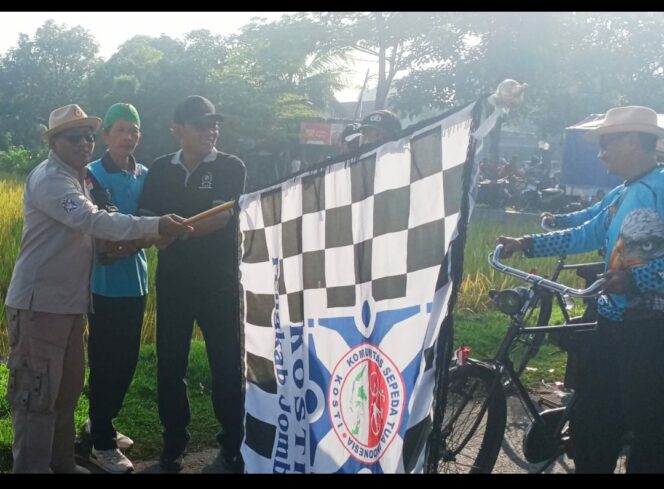 
					Bendera start dikibarkan menandai pemberangkatan acara sepeda Kupatan Onthel, di desa Balai Desa Kedunglosari, Kecamatan Tembelang, Kabupaten Jombang, Minggu, 26 April 2026. Foto: dok/ panitia