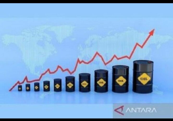 
					Ilustrasi kenaikkan harga minyak mentah dunia. Foto: antara