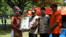 Penyerahan cindera mata kepada pejabat Forkompimda Jombabg, dalam acara simulasi kesiapsiagann bencana, Minggu, 26 April 2016. Foto: diskominfo jombang