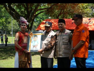 Penyerahan cindera mata kepada pejabat Forkompimda Jombabg, dalam acara simulasi kesiapsiagann bencana, Minggu, 26 April 2016. Foto: diskominfo jombang