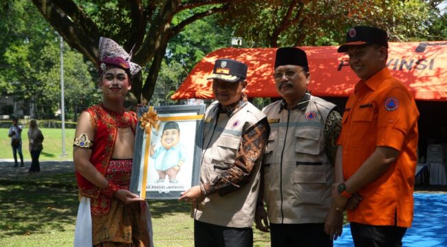 Penyerahan cindera mata kepada pejabat Forkompimda Jombabg, dalam acara simulasi kesiapsiagann bencana, Minggu, 26 April 2016. Foto: diskominfo jombang