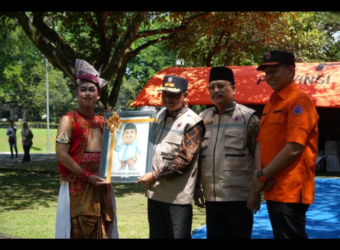 
					Penyerahan cindera mata kepada pejabat Forkompimda Jombabg, dalam acara simulasi kesiapsiagann bencana, Minggu, 26 April 2016. Foto: diskominfo jombang