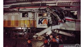 Kecelakaan melibatkan KA Argo Bromo Abggrek, KRL Commuterline, dan sebuah taksi listrik  terjadi di Bekasi, Senin 27 April 2026. Foto: antara