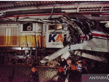 Kecelakaan melibatkan KA Argo Bromo Abggrek, KRL Commuterline, dan sebuah taksi listrik  terjadi di Bekasi, Senin 27 April 2026. Foto: antara