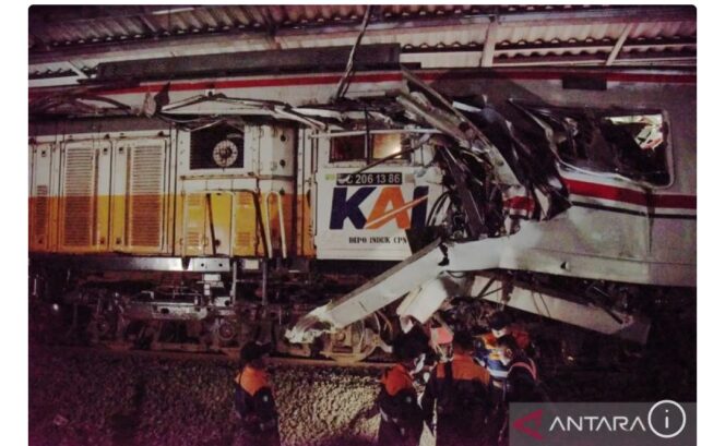 
					Kecelakaan melibatkan KA Argo Bromo Abggrek, KRL Commuterline, dan sebuah taksi listrik  terjadi di Bekasi, Senin 27 April 2026. Foto: antara