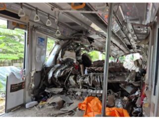 Kecelakaan maut segi tiga, antara taksi listrik denfan KRL Commuterline, dan Ka Argo Anggrek menyebabakam 14 orang tewas, terjadi Senin malam, 27 April 2026. Foto: metroTV