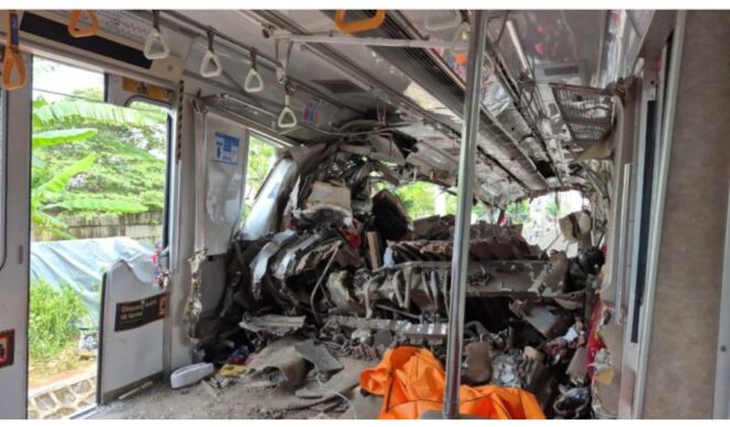 
					Kecelakaan maut segi tiga, antara taksi listrik denfan KRL Commuterline, dan Ka Argo Anggrek menyebabakam 14 orang tewas, terjadi Senin malam, 27 April 2026. Foto: metroTV