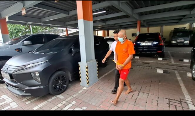 
					Tersanngka pecatan ASN  Pemkab Gresik, digiring ke tahaban, setekah ditangkap di Polres, Gresik. Foto: Ist