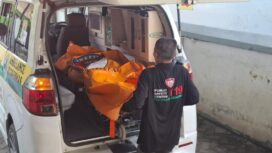 Petugas 119 Jombang melakukan evakuasi jasad Sakip, 61, di sungai Gongseng, Megaluh, Jombang, Selasa 28 April 2026. Foto: Ist