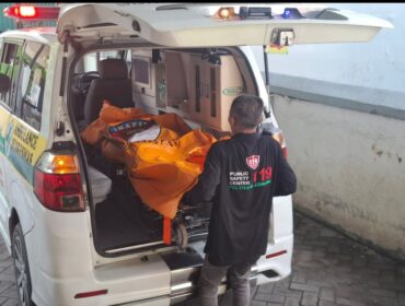 Petugas 119 Jombang melakukan evakuasi jasad Sakip, 61, di sungai Gongseng, Megaluh, Jombang, Selasa 28 April 2026. Foto: Ist