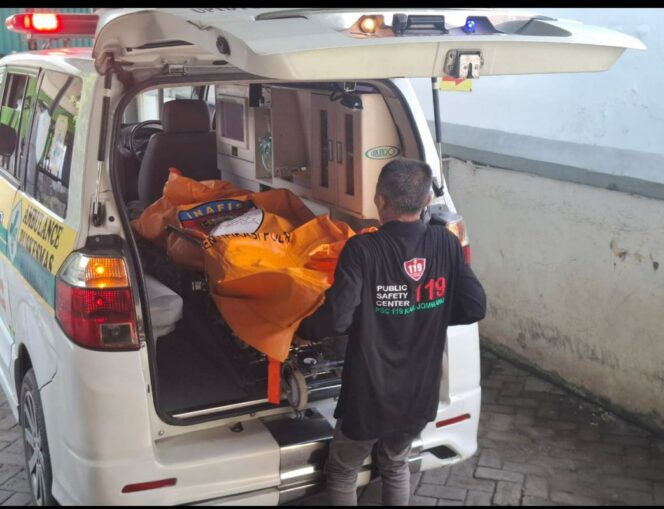 
					Petugas 119 Jombang melakukan evakuasi jasad Sakip, 61, di sungai Gongseng, Megaluh, Jombang, Selasa 28 April 2026. Foto: Ist