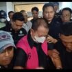 Biasanya mengenakan baju serba kuning, tetapi mantan gubernur Lampung, Arinal Djunaidi, Selasa malam, mengenakan rompi oranye, setelah lebih 10 jam diperiksa di kantor Kejaksasn Tinggi, Bandarlampung. Foto: tribunnews.com