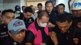 Biasanya mengenakan baju serba kuning, tetapi mantan gubernur Lampung, Arinal Djunaidi, Selasa malam, mengenakan rompi oranye, setelah lebih 10 jam diperiksa di kantor Kejaksasn Tinggi, Bandarlampung. Foto: tribunnews.com