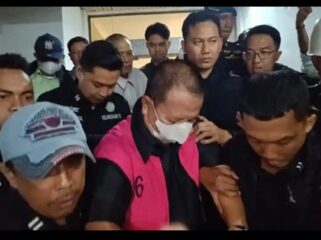 Biasanya mengenakan baju serba kuning, tetapi mantan gubernur Lampung, Arinal Djunaidi, Selasa malam, mengenakan rompi oranye, setelah lebih 10 jam diperiksa di kantor Kejaksasn Tinggi, Bandarlampung. Foto: tribunnews.com