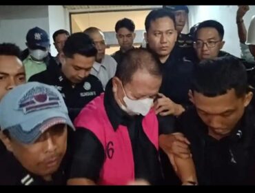 Biasanya mengenakan baju serba kuning, tetapi mantan gubernur Lampung, Arinal Djunaidi, Selasa malam, mengenakan rompi oranye, setelah lebih 10 jam diperiksa di kantor Kejaksasn Tinggi, Bandarlampung. Foto: tribunnews.com