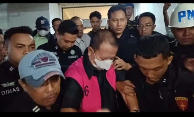 
					Biasanya mengenakan baju serba kuning, tetapi mantan gubernur Lampung, Arinal Djunaidi, Selasa malam, mengenakan rompi oranye, setelah lebih 10 jam diperiksa di kantor Kejaksasn Tinggi, Bandarlampung. Foto: tribunnews.com