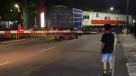 KA Dhoho hantam truk pasir yang mogok di rel, Sananwetan, Blitar, Selasa malam sekitar pukul 21.45. Sopir dan kernet selamat. Foto: ist