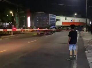 KA Dhoho hantam truk pasir yang mogok di rel, Sananwetan, Blitar, Selasa malam sekitar pukul 21.45. Sopir dan kernet selamat. Foto: ist