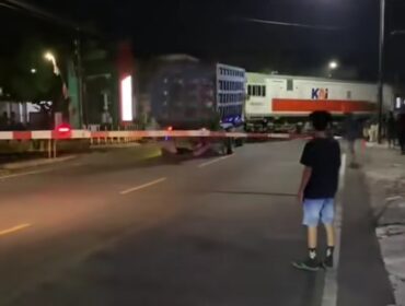 KA Dhoho hantam truk pasir yang mogok di rel, Sananwetan, Blitar, Selasa malam sekitar pukul 21.45. Sopir dan kernet selamat. Foto: ist