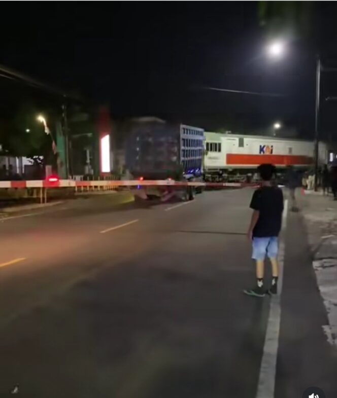 
					KA Dhoho hantam truk pasir yang mogok di rel, Sananwetan, Blitar, Selasa malam sekitar pukul 21.45. Sopir dan kernet selamat. Foto: ist