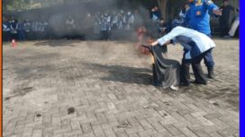 Seorang perempuan tebaga medis di RSU PKU Muhammadiyah Mojoagung, sedang simulasi menggunakan karung basah untuk padamkan api  Foto: Damkar Mojoagung