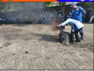 Seorang perempuan tebaga medis di RSU PKU Muhammadiyah Mojoagung, sedang simulasi menggunakan karung basah untuk padamkan api  Foto: Damkar Mojoagung