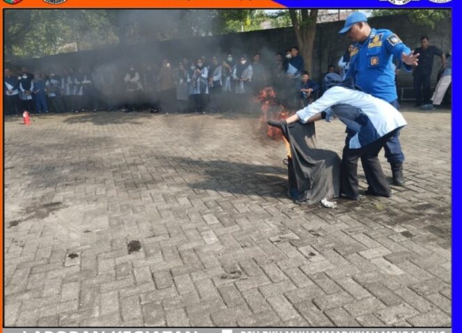 
					Seorang perempuan tebaga medis di RSU PKU Muhammadiyah Mojoagung, sedang simulasi menggunakan karung basah untuk padamkan api  Foto: Damkar Mojoagung